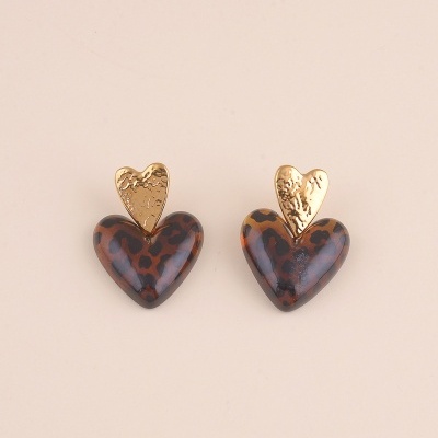 Brincos em forma de coração com metal dourado e resina padrão animal castanho e preto