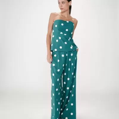 Conjunto feminino verde com bolinhas brancas, top bustiê e calças largas