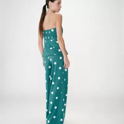 Conjunto verde com bolinhas brancas composto por top sem alças e calças largas