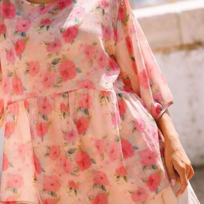 Blusa feminina floral cor-de-rosa com mangas 3/4 e corte abaixo do busto