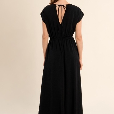 Vestido comprido preto com manga curta e laço nas costas