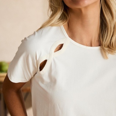 T-shirt branca com detalhe em laço aberto no ombro esquerdo