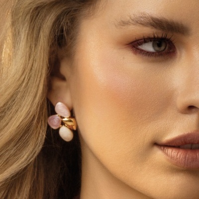 Brinco feminino com peças de resina rosa e branca e detalhe dourado