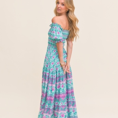 Vestido comprido floral azul, rosa e verde com decote ombro a ombro e manga curta franzida