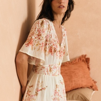 Vestido branco com padrão floral rosa e mangas curtas