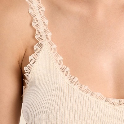 Camisola bege canelada com renda nas alças, detalhe do ombro e peito