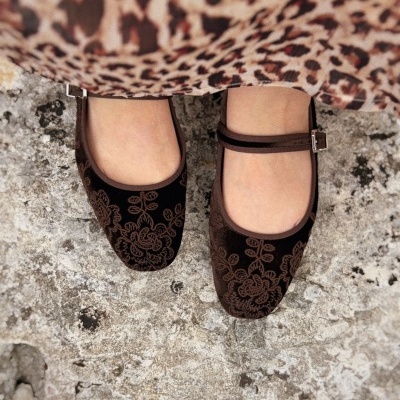 Sapatos Mary Jane castanhos bordados e vestido animal print