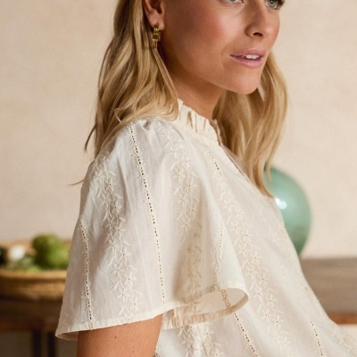 Blusa branca de manga curta com bordado floral e gola franzida