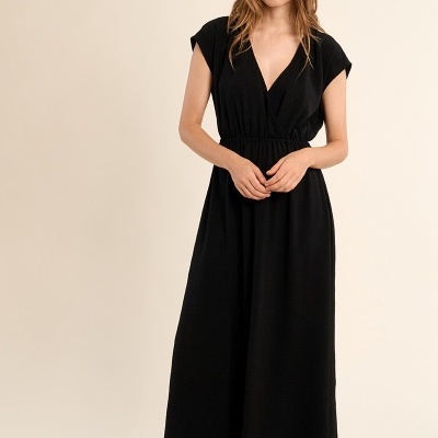 Vestido maxi preto com decote e mangas curtas