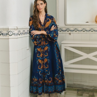 Vestido comprido azul com padrão floral e pássaros em tons castanhos e azuis