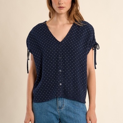 Blusa azul escura de bolinhas com botões e calças de ganga