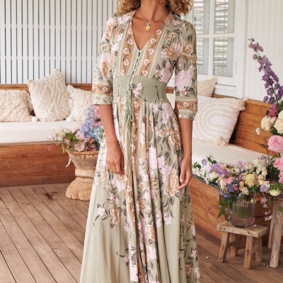 Vestido longo floral verde e rosa com cintura franzida e mangas 3/4