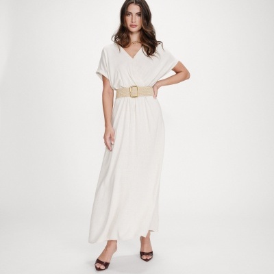 Vestido longo branco com cinto bege e decote em V