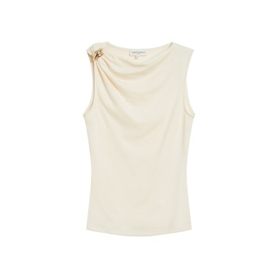 Top creme sem mangas com fivela dourada no ombro