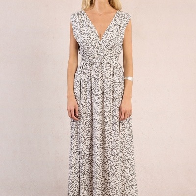 Vestido comprido branco com padrão de manchas pretas e decote em V