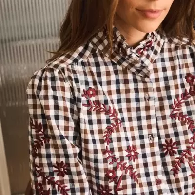 Camisa xadrez com bordado floral vermelho e gola alta