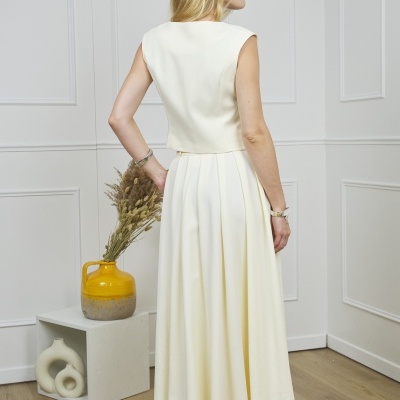 Conjunto feminino branco com top sem mangas e saia longa plissada