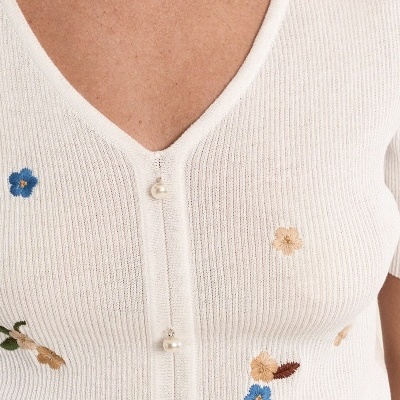 Camisola branca de malha com botões pérola e bordados florais