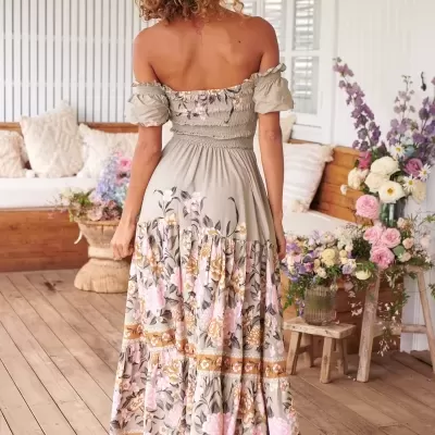 Vestido comprido floral em tons pastel com parte superior franzida e mangas curtas infladas visto de costas