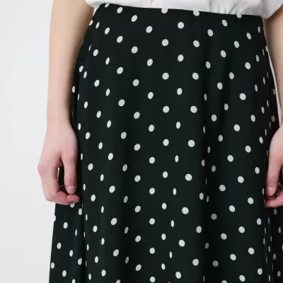 Saia preta com bolinhas brancas e camisa branca vistosas