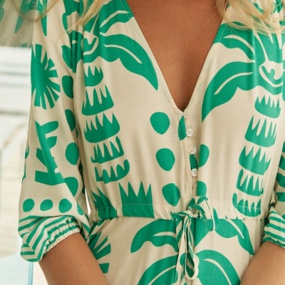 Vestido com padrão verde e creme, botões frontais, cinto de tecido e mangas 3/4