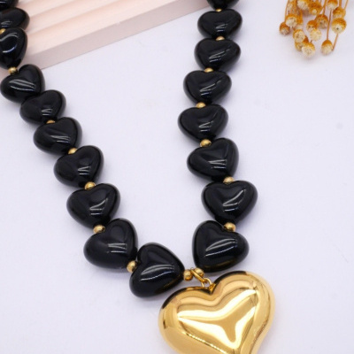 Colar de corações pretos com pingente dourado de coração