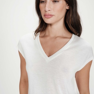 Top branco feminino com decote em V e mangas curtas