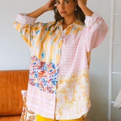 Camisa feminina patchwork colorida com mangas compridas