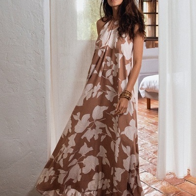 Vestido comprido castanho com flores brancas e decote halter