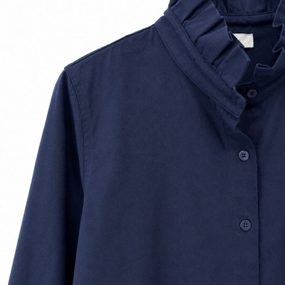 Camisa azul escuro com gola folhada e botões