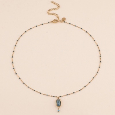 Colar dourado com pedras azuis e pendente retangular azul
