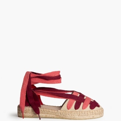 Espadrilha bege com sola de corda e fitas vermelhas para amarrar
