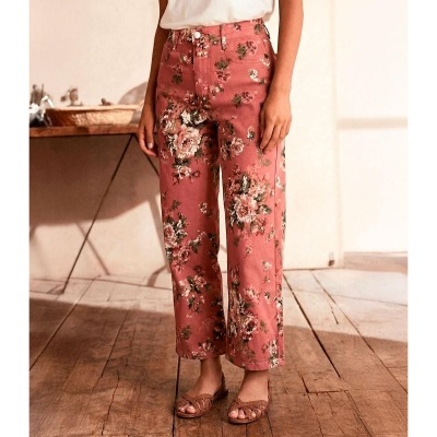 Calças florais rosa com sandálias castanhas