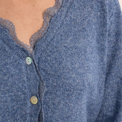 Cardigan azul com renda no decote e botões perolados