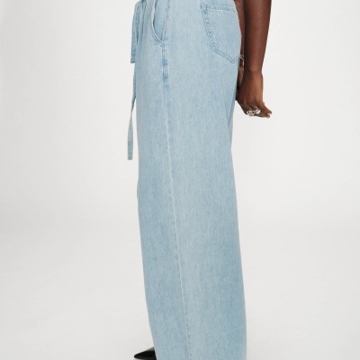 Saia comprida de ganga azul clara com cintura elástica e laçada frontal