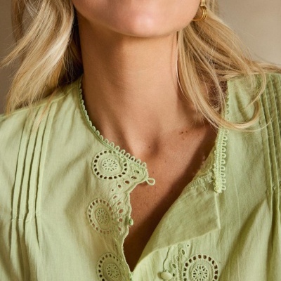 Blusa feminina verde claro com detalhes bordados e renda no decote