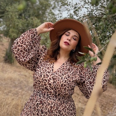 Vestido animal print castanho e bege com mangas compridas, mulher com chapéu castanho na natureza