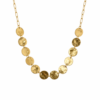 Colar dourado com discos metálicos texturizados e corrente, fundo branco