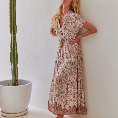 Vestido comprido floral com cordão na cintura e vaso de cacto branco