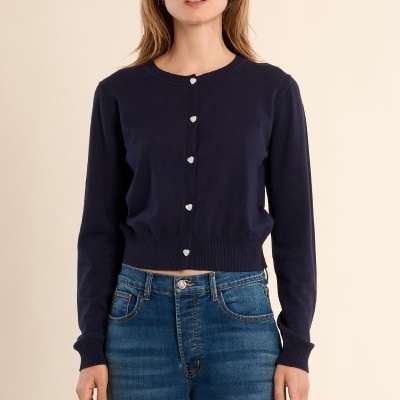 Cardigan azul escuro com botões de coração usado com calças de ganga
