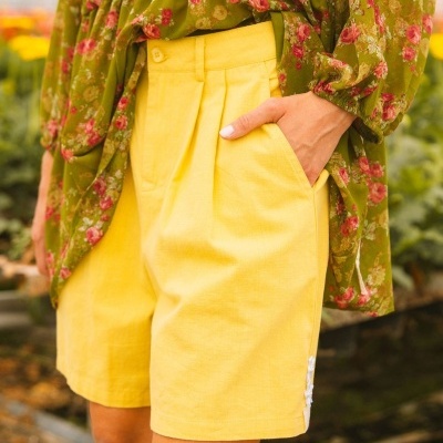 Calções amarelos com camisa verde floral