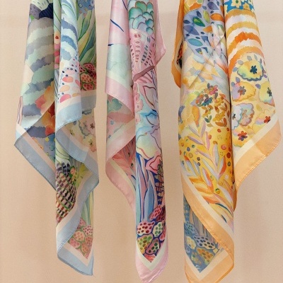 Lenços de tecido com padrões florais coloridos pendurados