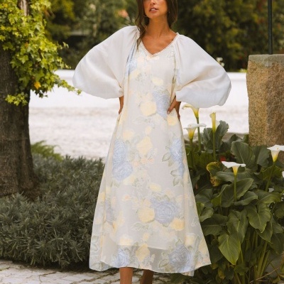 Vestido comprido floral com mangas bufantes brancas