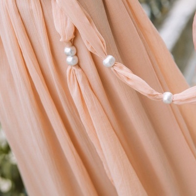 Vestido pêssego com laço e pérolas falsas em tecido leve