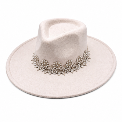 Chapéu feminino creme com decoração floral dourada e pérolas