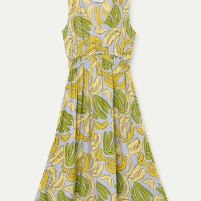 Vestido de alças com padrão colorido de bananas sobre fundo azul