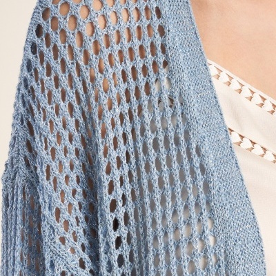 Cardigã azul claro em malha aberta com padrão de losangos