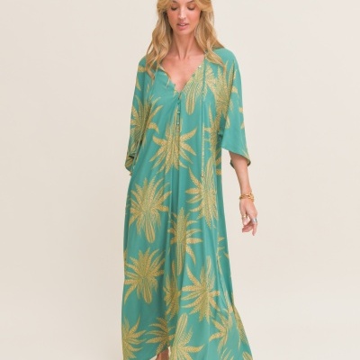 Vestido longo verde com padrão de folhas douradas