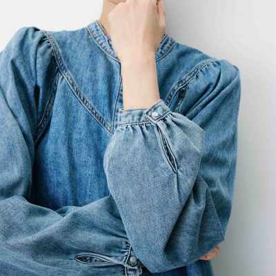 Blusa de ganga azul claro com mangas compridas e gola arredondada