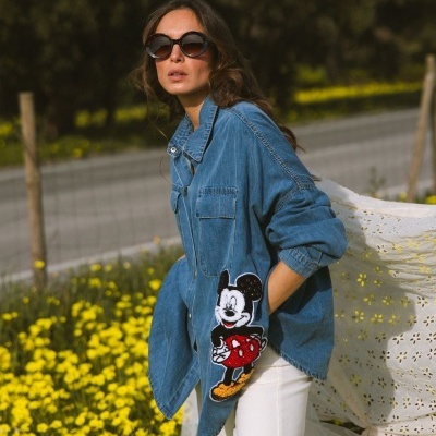Camisa azul de ganga com patch de Mickey Mouse e óculos escuros